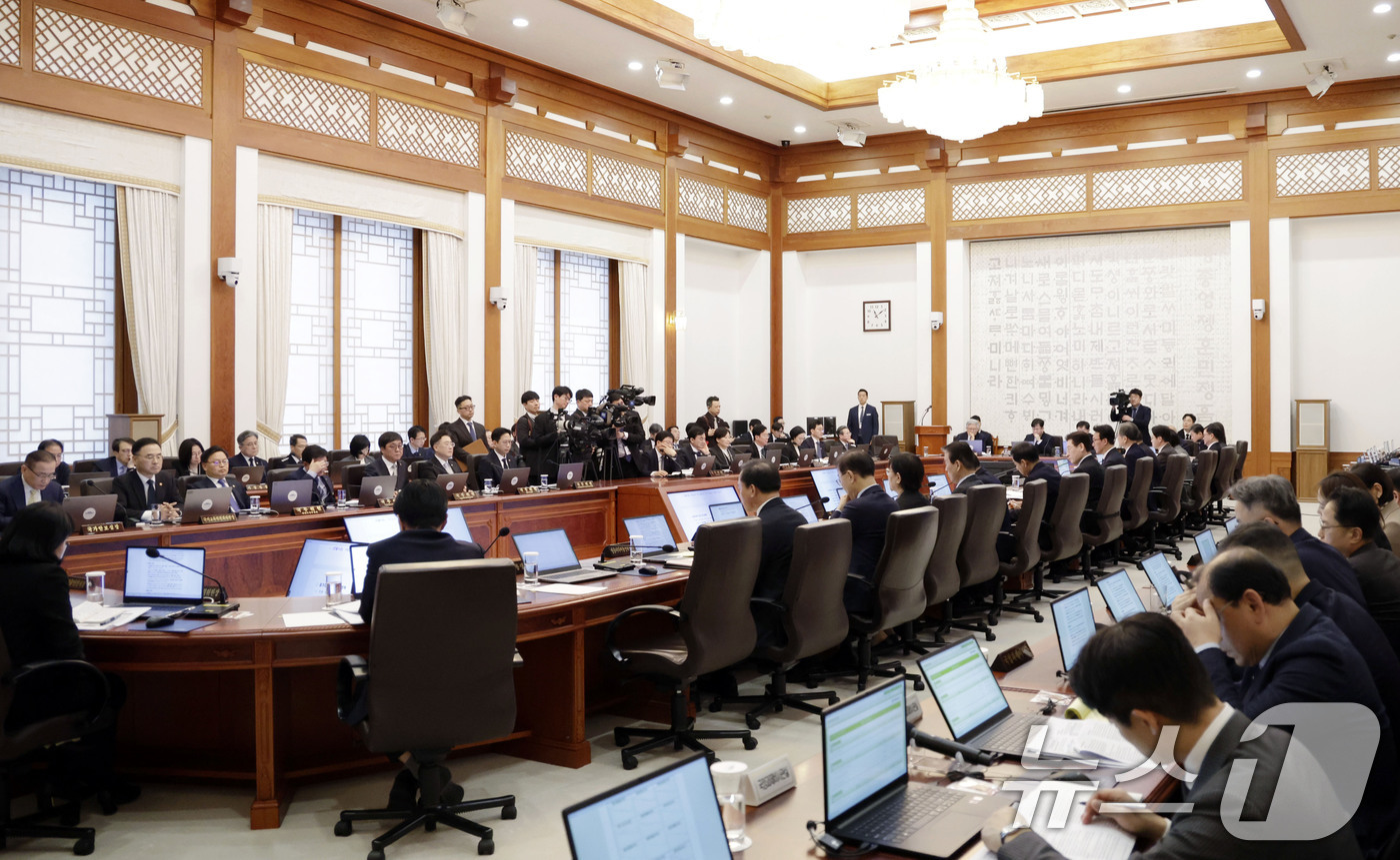 (서울=뉴스1) 허경 기자 = 이재명 대통령이 24일 청와대에서 열린 국무회의에서 발언을 하고 있다. 2026.2.24/뉴스1