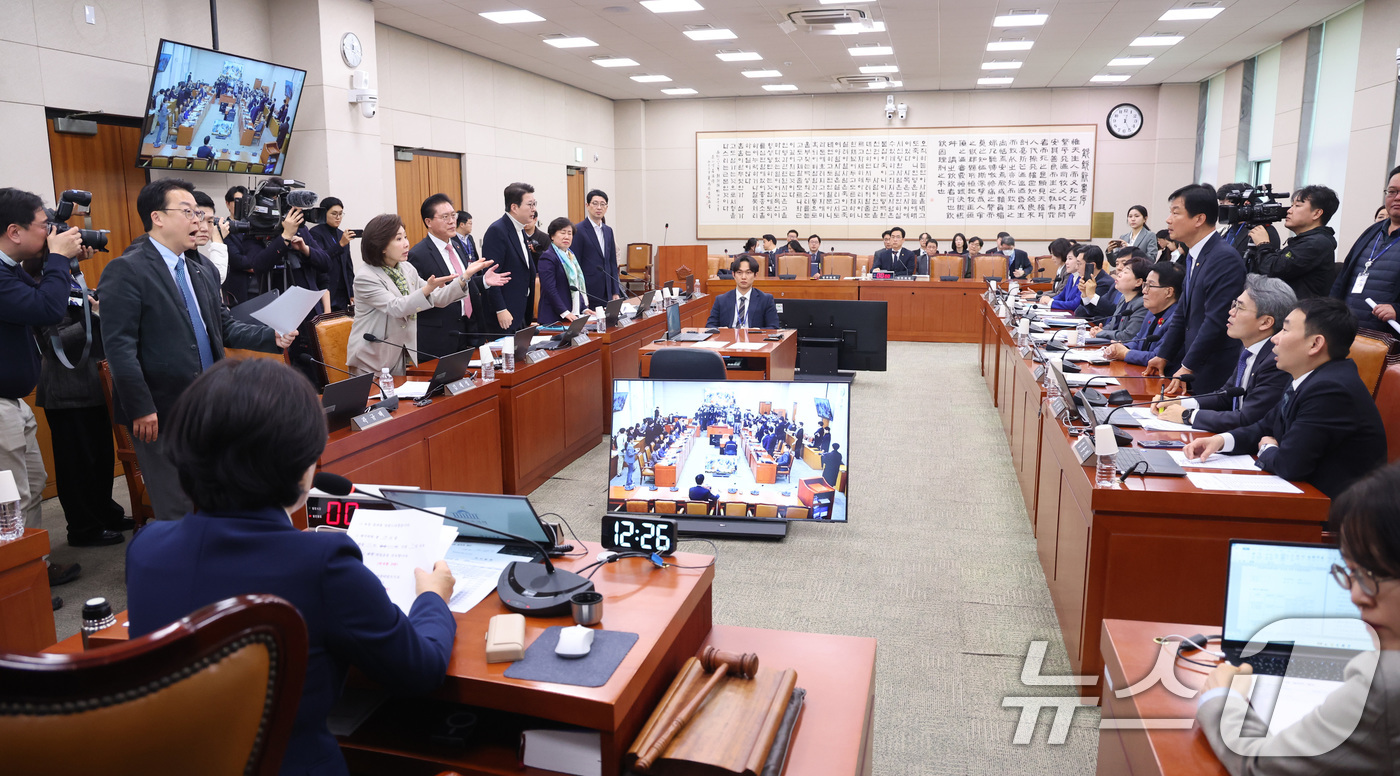 (서울=뉴스1) 신웅수 기자 = 24일 서울 여의도 국회에서 열린 법제사법위원회 전체회의에서 여야 의원들이 전남광주통합특별시 설치를 위한 특별법안(대안)에 대한 언쟁을 벌이고 있다 …