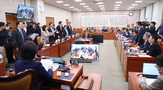 [기자의 눈] 자살까지 입에 올린 국감장…죽음도 정쟁의 도구인가