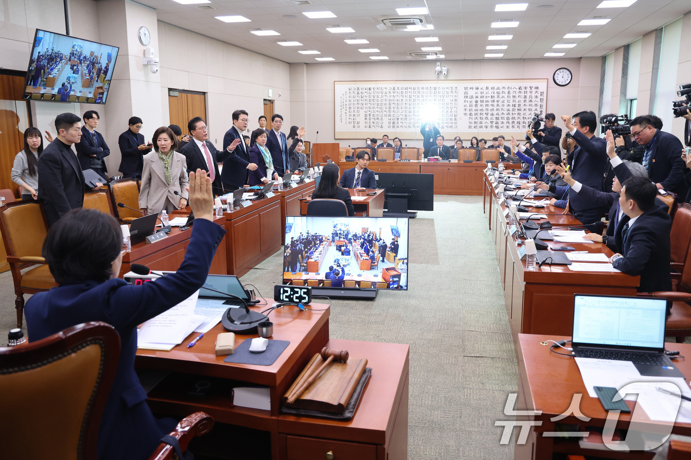 (서울=뉴스1) 신웅수 기자 = 여야 의원들이 24일 서울 여의도 국회에서 열린 법제사법위원회 전체회의에서 전남광주통합특별시 설치를 위한 특별법안(대안)에 대한 거수 표결을 하고 …