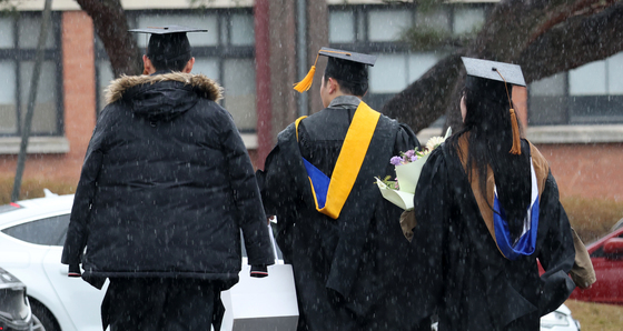 진눈깨비 내리는 졸업식