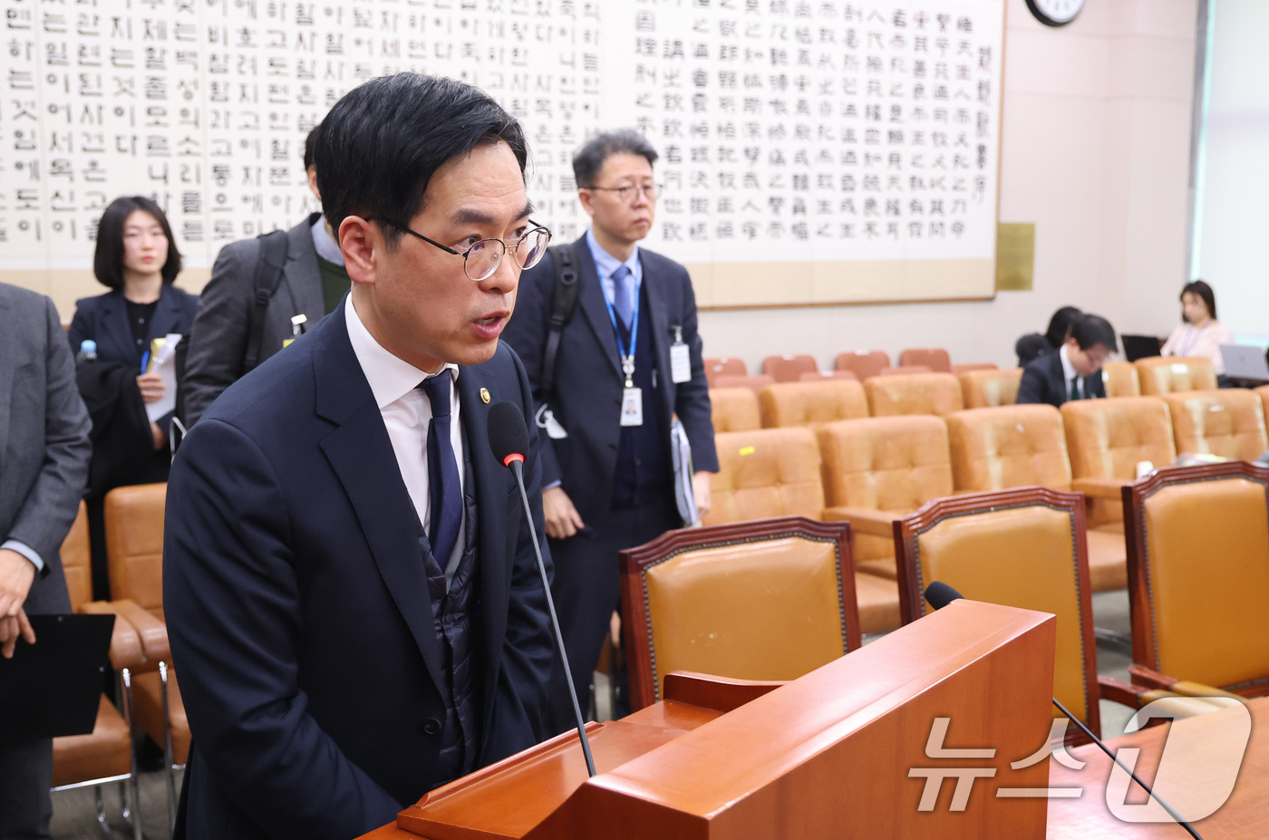 (서울=뉴스1) 신웅수 기자 = 김민재 행정안전부 차관이 24일 서울 여의도 국회에서 열린 법제사법위원회 전체회의에서 의원 질의에 답변하고 있다. 2026.2.24/뉴스1