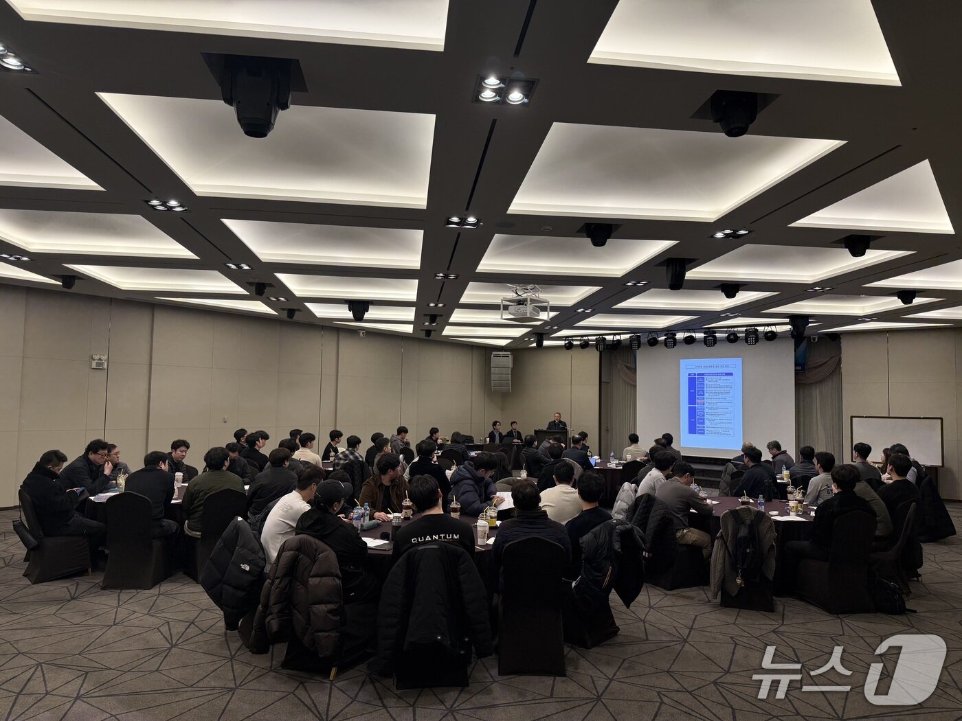 본문 이미지 - 고용노동부 태백지청은 24일 삼척 쏠비치 강의장에서 영동권 발전 6개 사 안전보건 관계자를 대상으로 노동안전 종합대책에 대해 교육했다.(고용노동부 태백지청 제공. 재판매 및 DB금지)/뉴스1