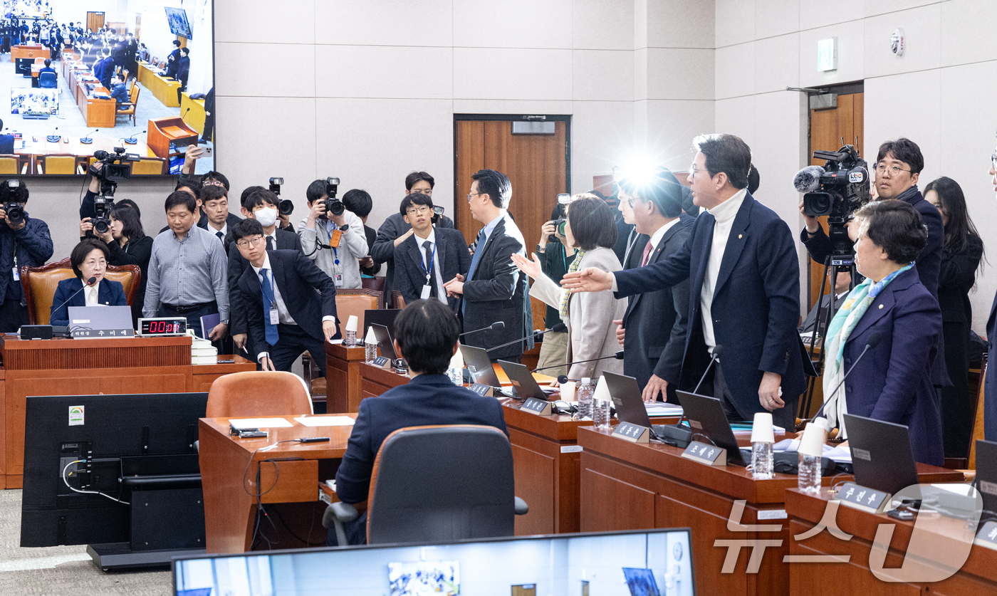 (서울=뉴스1) 이승배 기자 = 24일 서울 여의도 국회에서 열린 제432회국회(임시회) 법제사법위원회 제4차 전체회의에서 전남광주통합특별시 설치를 위한 특별법안(대안)에 대한 거 …