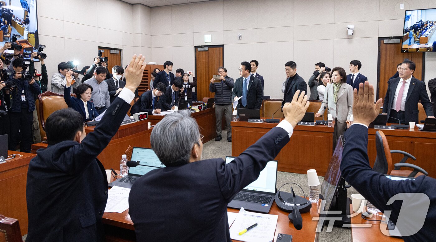 본문 이미지 - 24일 서울 여의도 국회에서 열린 제432회국회(임시회) 법제사법위원회 제4차 전체회의에서 전남광주통합특별시 설치를 위한 특별법안(대안)에 대한 거수 표결이 진행되자 국민의힘 위원들이 항의하고 있다. 2026.2.24 ⓒ 뉴스1 이승배 기자