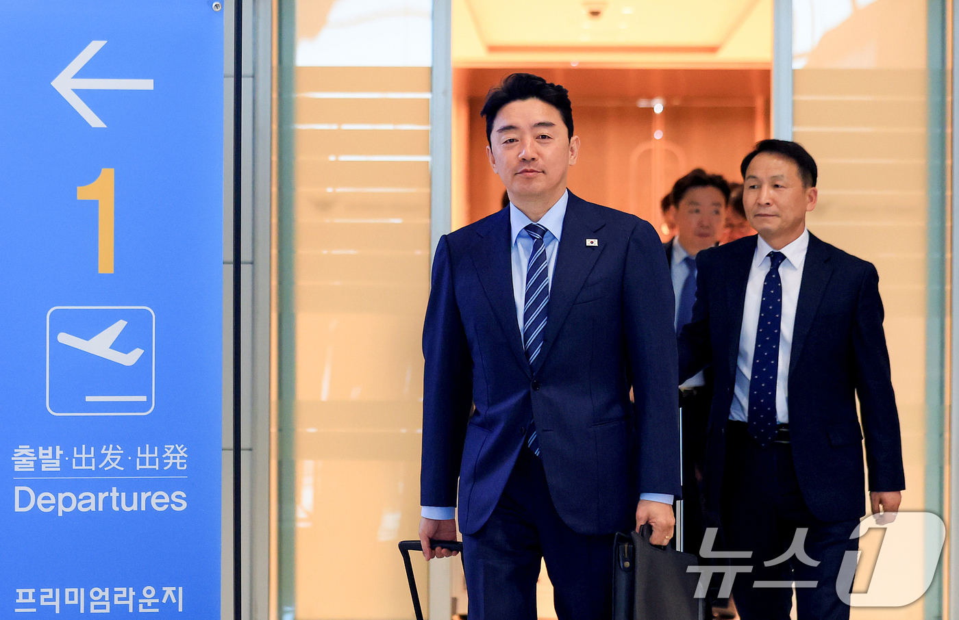 (인천공항=뉴스1) 이호윤 기자 = 전략경제협력 대통령 특사 자격으로 강훈식 대통령비서실장이 24일 인천공항 제2터미널에서 아랍에미리트(UAE) 두바이로 출국하고 있다. 강 특사는 …