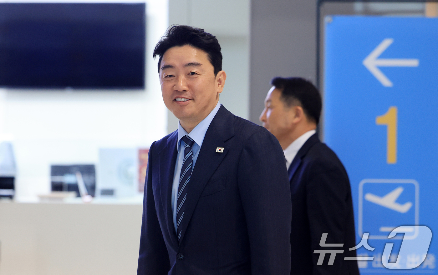 (인천공항=뉴스1) 이호윤 기자 = 전략경제협력 대통령 특사 자격으로 강훈식 대통령비서실장이 24일 인천공항 제2터미널에서 아랍에미리트(UAE) 두바이로 출국하고 있다. 강 특사는 …