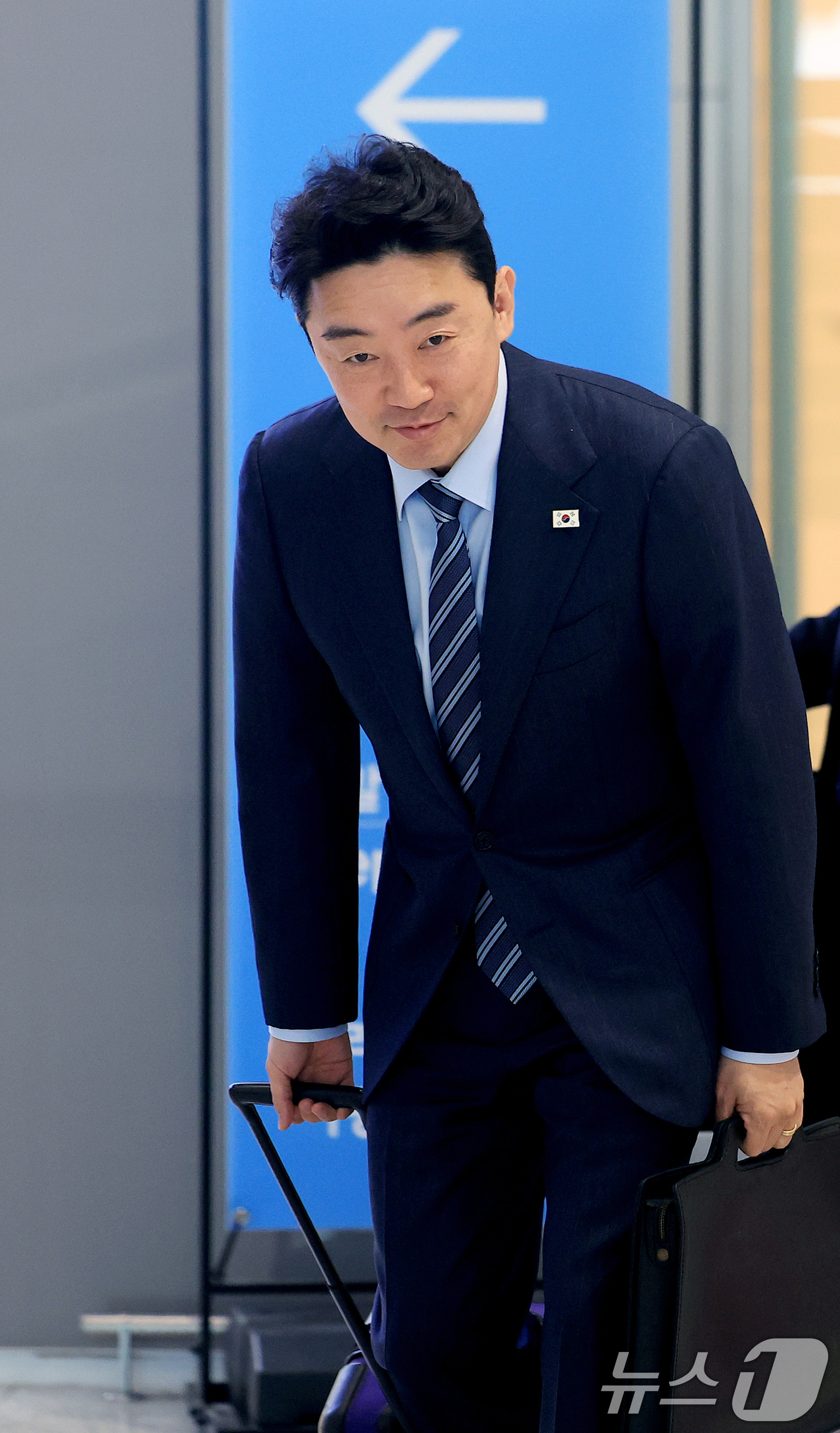 (인천공항=뉴스1) 이호윤 기자 = 전략경제협력 대통령 특사 자격으로 강훈식 대통령비서실장이 24일 인천공항 제2터미널에서 아랍에미리트(UAE) 두바이로 출국하기 전 취재진에게 인 …