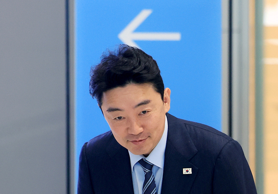 취재진 향해 인사하는 강훈식 비서실장