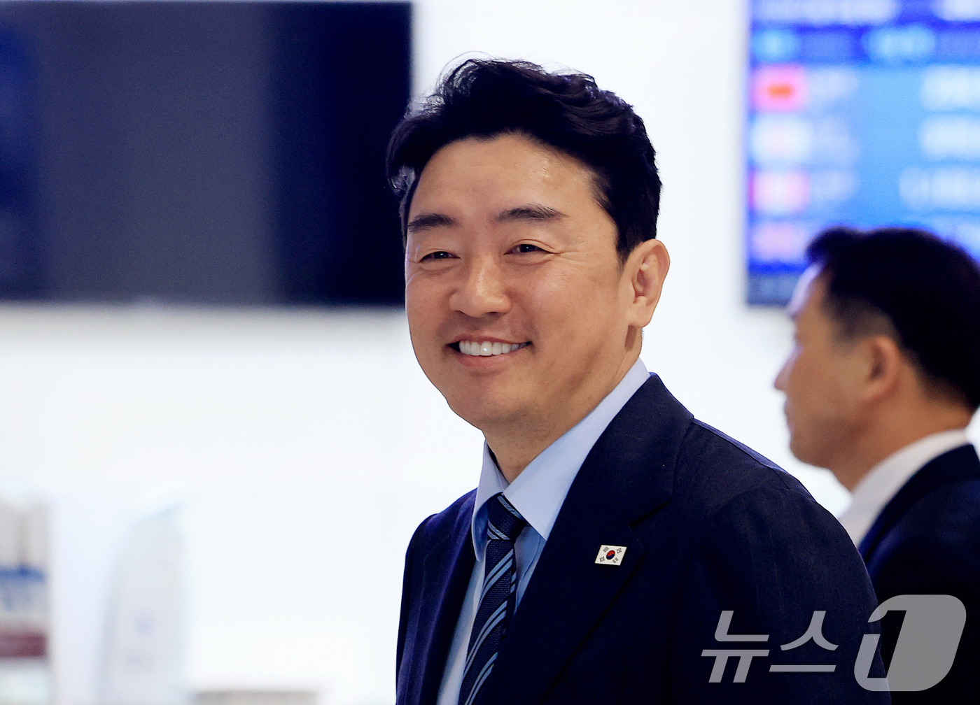 (인천공항=뉴스1) 이호윤 기자 = 전략경제협력 대통령 특사 자격으로 강훈식 대통령비서실장이 24일 인천공항 제2터미널에서 아랍에미리트(UAE) 두바이로 출국하고 있다. 강 특사는 …