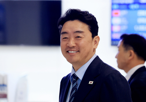 미소띄며 출국하는 강훈식 비서실장