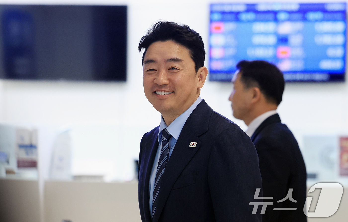 (인천공항=뉴스1) 이호윤 기자 = 전략경제협력 대통령 특사 자격으로 강훈식 대통령비서실장이 24일 인천공항 제2터미널에서 아랍에미리트(UAE) 두바이로 출국하고 있다.  강 특사 …