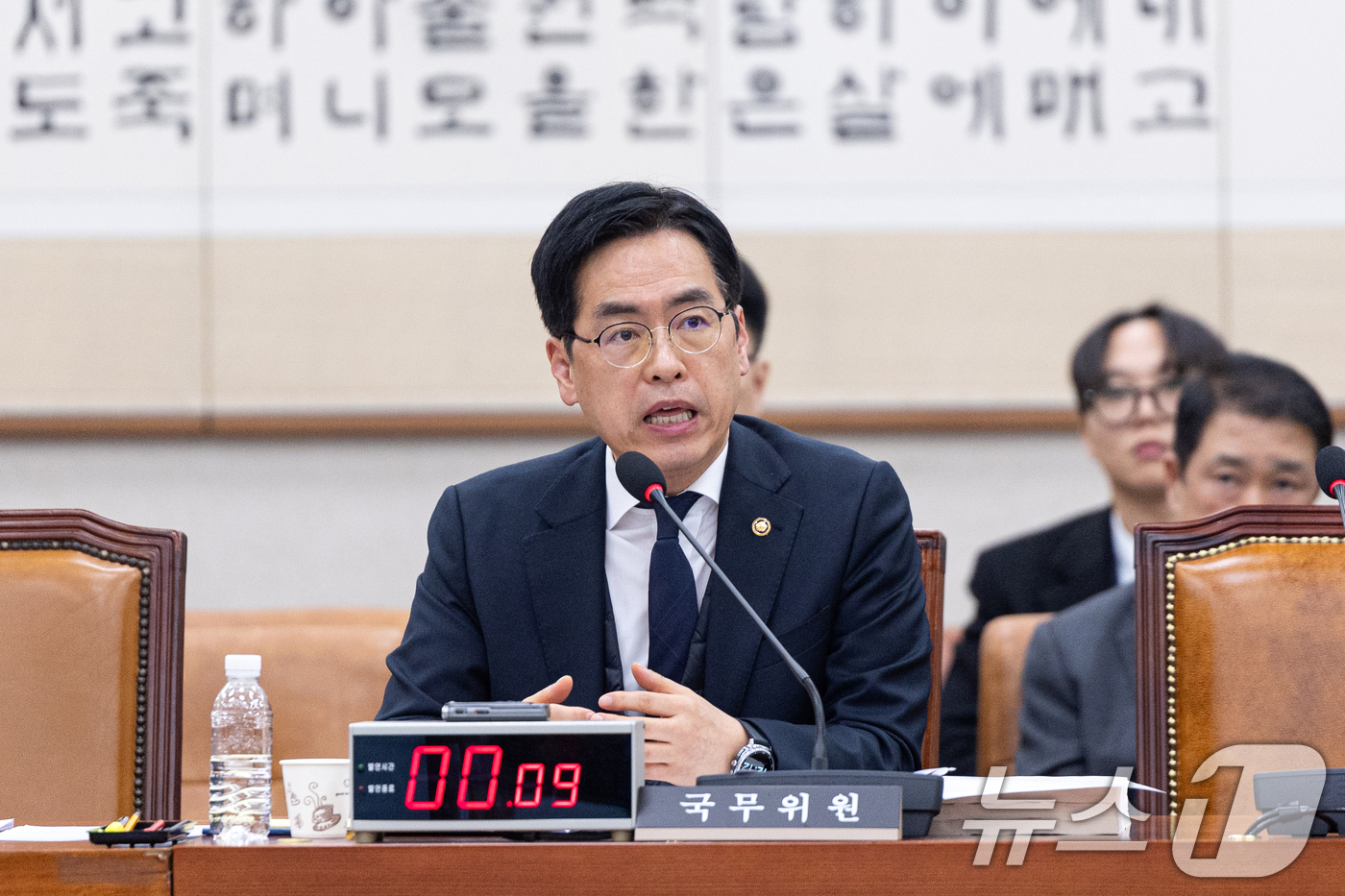 (서울=뉴스1) 이승배 기자 = 24일 서울 여의도 국회에서 열린 제432회국회(임시회) 법제사법위원회 제4차 전체회의에서 김민재 행정안전부 차관이 의원 질의에 답변하고 있다. 2 …