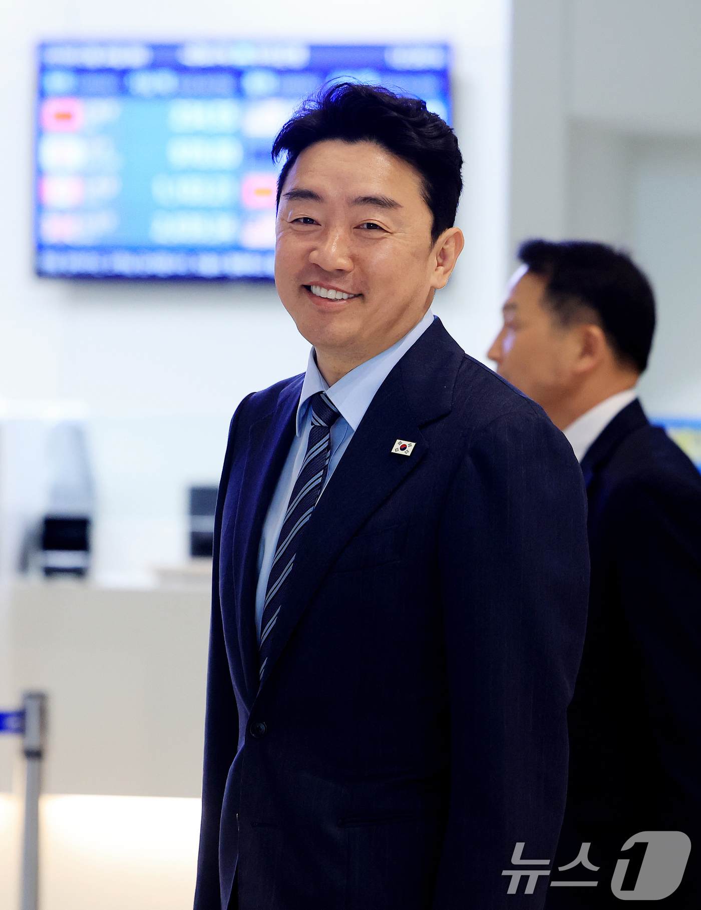 (인천공항=뉴스1) 이호윤 기자 = 전략경제협력 대통령 특사 자격으로 강훈식 대통령비서실장이 24일 인천공항 제2터미널에서 아랍에미리트(UAE) 두바이로 출국하고 있다. 강 특사는 …