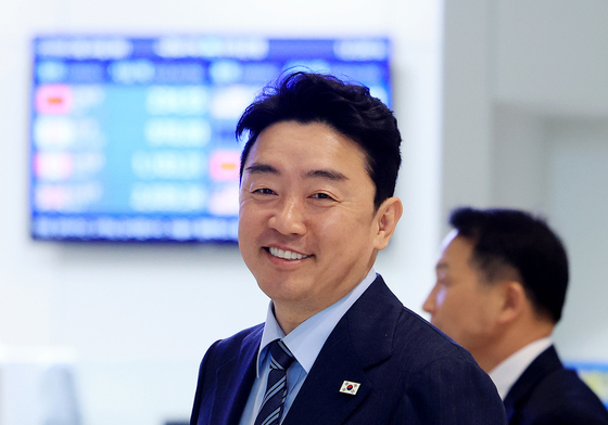 강훈식 비서실장, 미소띄며 출국