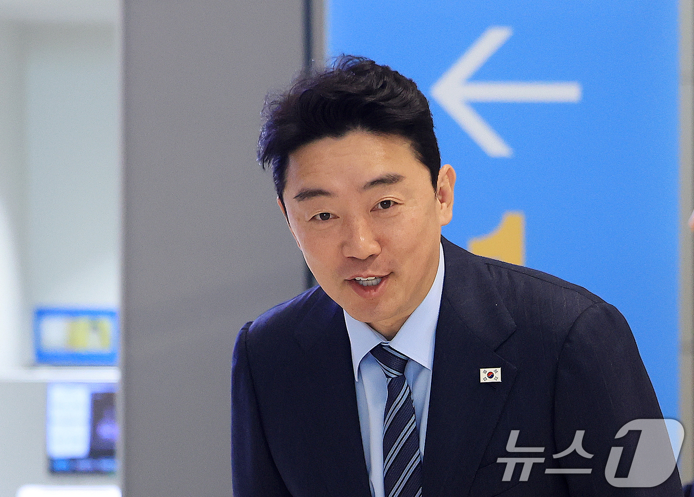 (인천공항=뉴스1) 이호윤 기자 = 전략경제협력 대통령 특사 자격으로 강훈식 대통령비서실장이 24일 인천공항 제2터미널에서 아랍에미리트(UAE) 두바이로 출국하기 전 취재진에게 인 …
