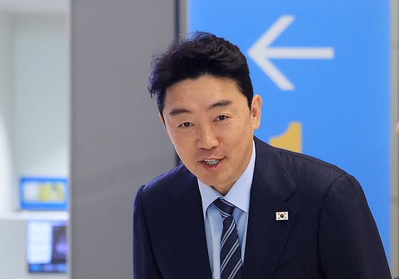 취재진에게 인사하는 강훈식 비서실장