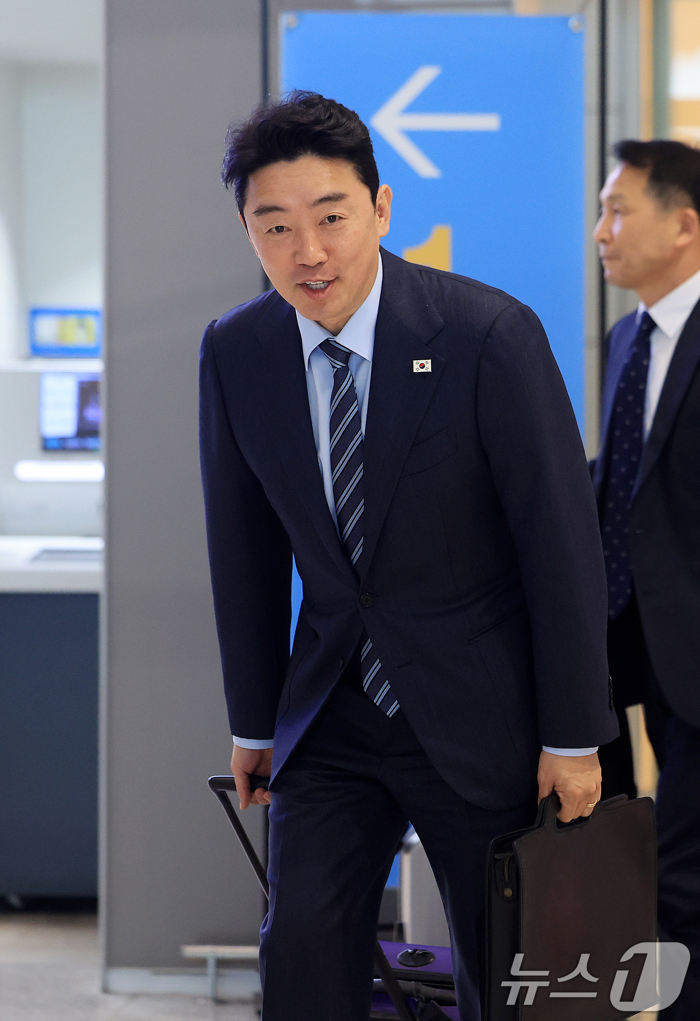 (인천공항=뉴스1) 이호윤 기자 = 전략경제협력 대통령 특사 자격으로 강훈식 대통령비서실장이 24일 인천공항 제2터미널에서 아랍에미리트(UAE) 두바이로 출국하기 전 취재진에게 인 …