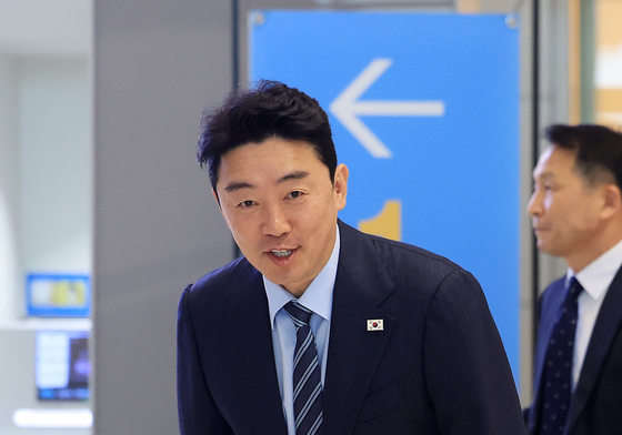 취재진 향해 인사하는 강훈식 비서실장