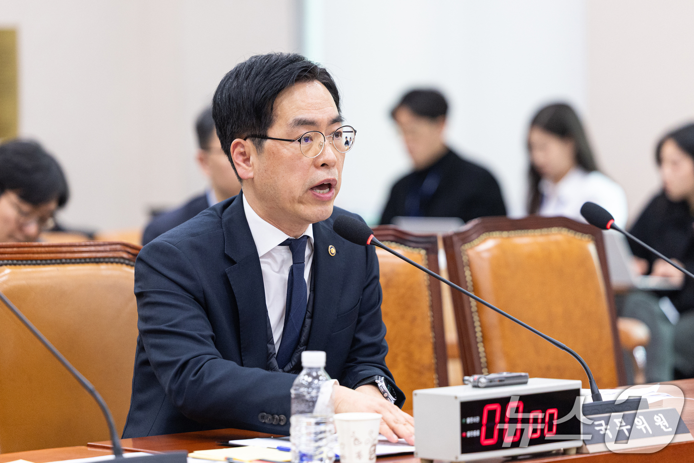 (서울=뉴스1) 이승배 기자 = 24일 서울 여의도 국회에서 열린 제432회국회(임시회) 법제사법위원회 제4차 전체회의에서 김민재 행정안전부 차관이 의원 질의에 답변하고 있다. 2 …