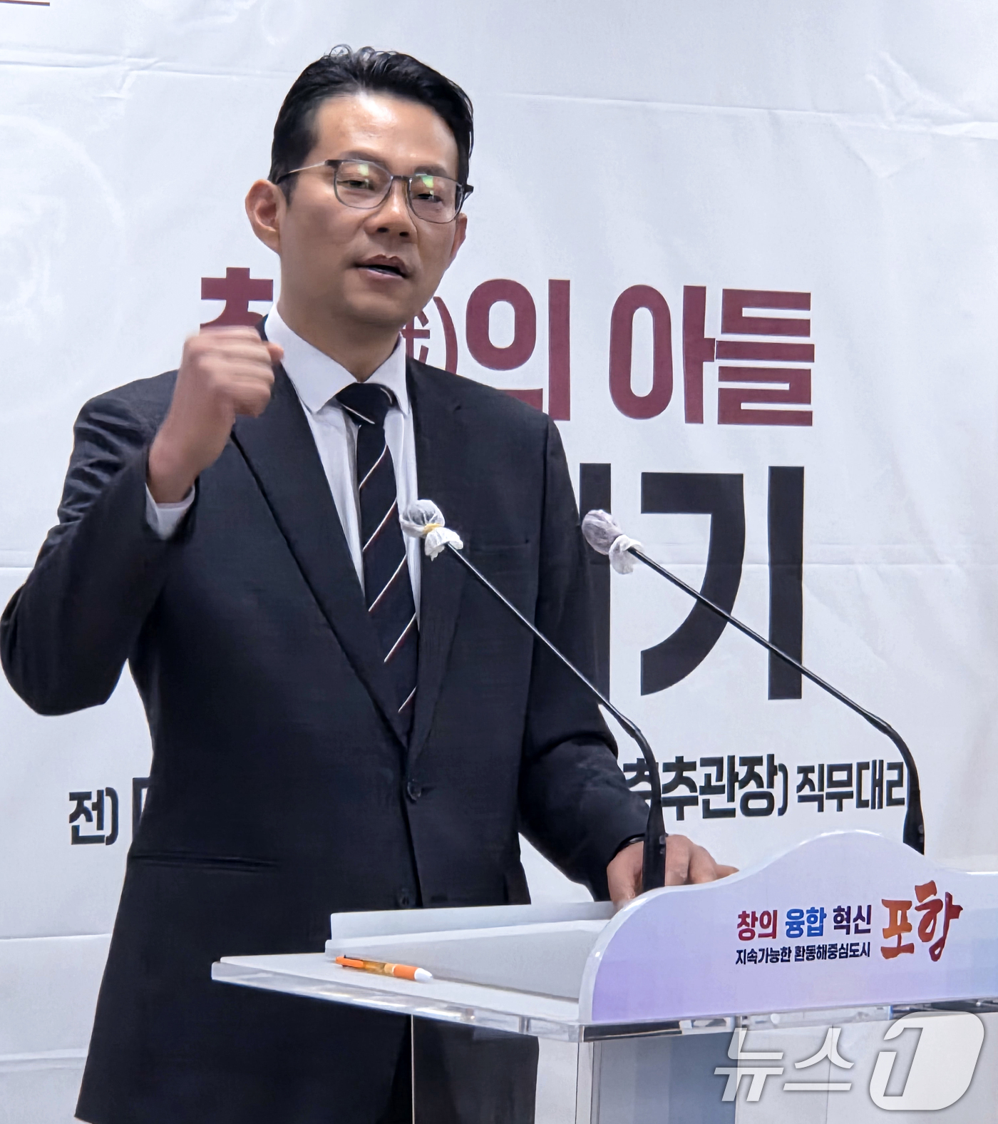 (포항=뉴스1) 최창호 기자 = 박대기 경북 포항시장 예비후보가 24일 시청 브리핑 룸에서 의료체계 혁신을 위한 공약을 발표하고 있다.박 예비후보는 "포스텍을 중심으로 한 연구 역 …