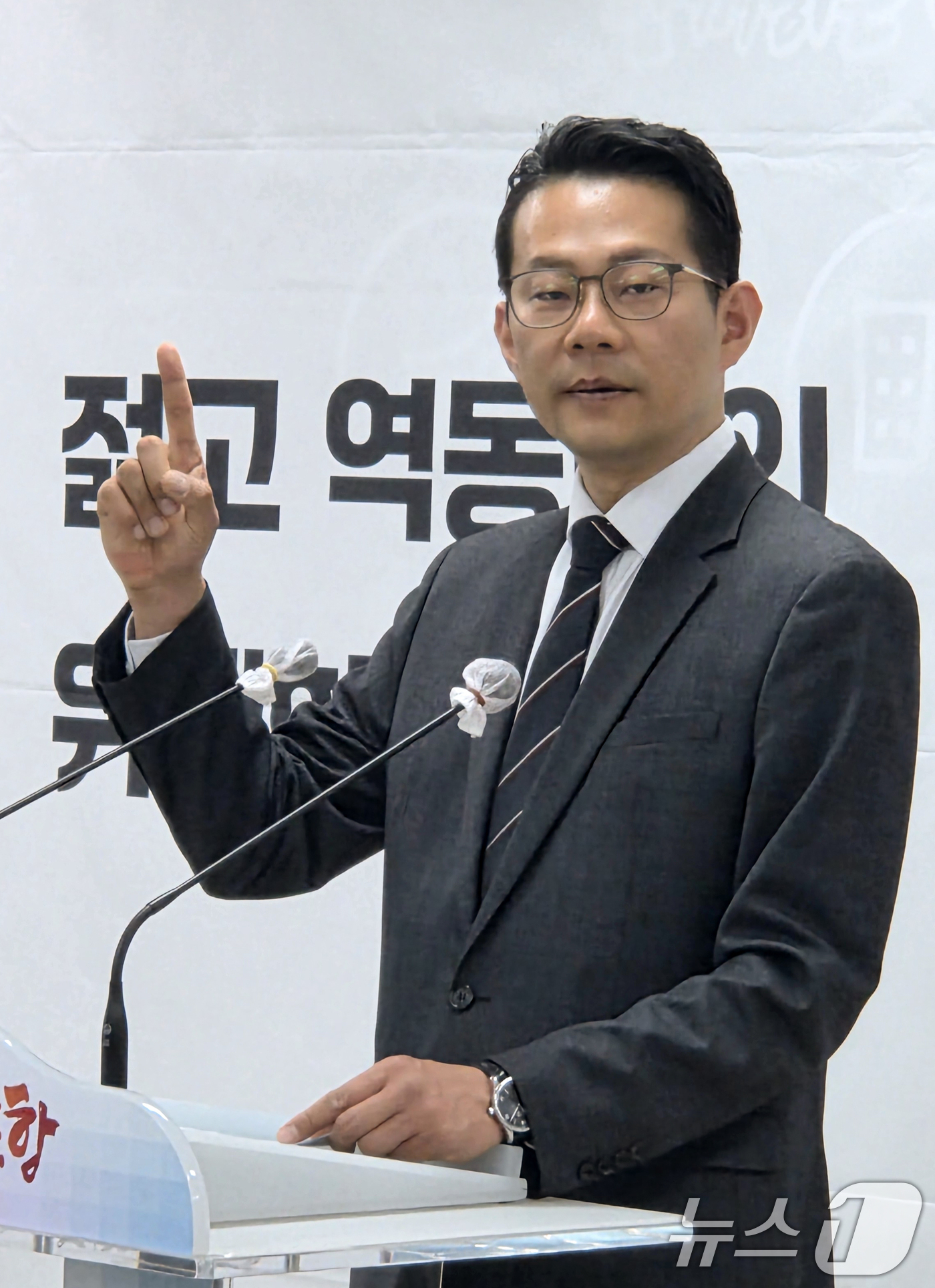 (포항=뉴스1) 최창호 기자 = 박대기 경북 포항시장 예비후보가 24일 시청 브리핑 룸에서 의료체계 혁신을 위한 공약을 발표하고 있다.박 예비후보는 "포스텍을 중심으로 한 연구 역 …