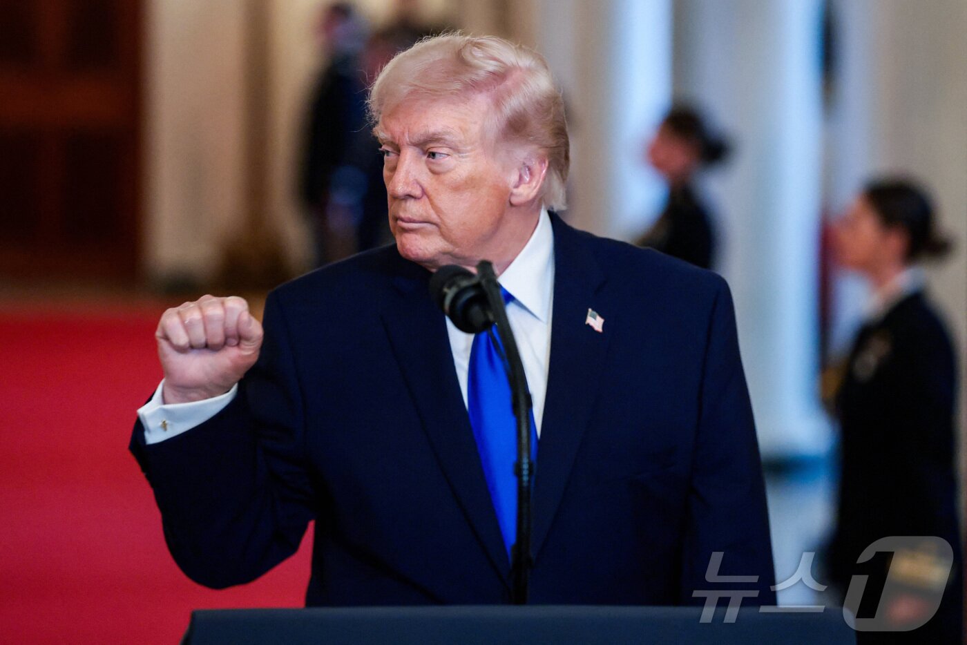 본문 이미지 - 도널드 트럼프 미국 대통령이 23일(현지시간) 백악관에서 열린 '엔젤 패밀리(불법 체류자의 범죄로 가족을 잃은 유가족)' 추모 행사에 참석했다. 2026.02.23 ⓒ 로이터=뉴스1