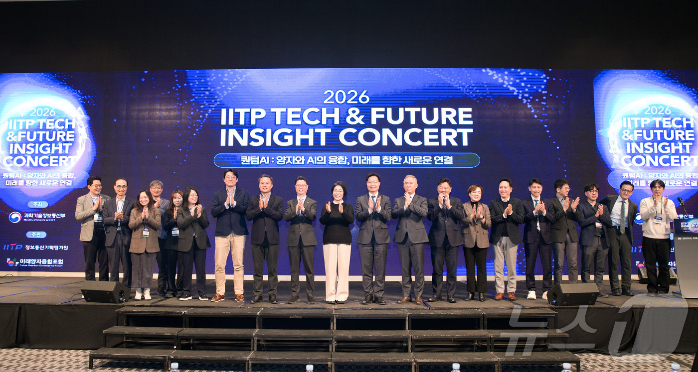 (서울=뉴스1) = 구혁채 과학기술정보통신부 제1차관이 24일 오전 서울 용산구 드래곤시티호텔에서 열린 2026 테크-퓨처 인사이트 콘서트에서 홍진배 정보통신기획평가원장(왼쪽 아홉 …