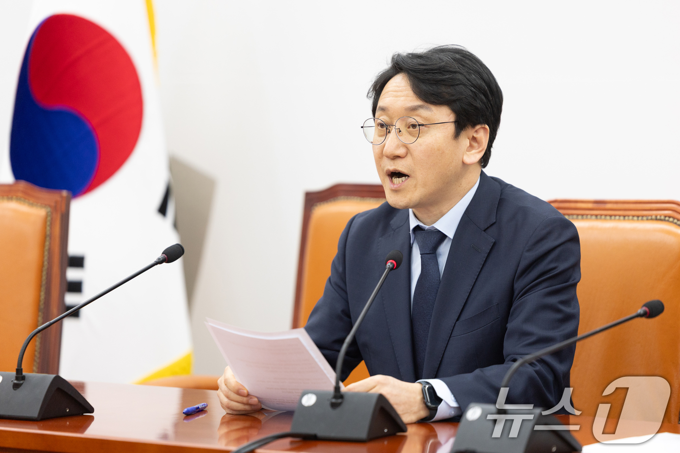 (서울=뉴스1) 이승배 기자 = 천준호 더불어민주당 원내 수석이 24일 서울 여의도 국회에서 열린 기자간담회에서 발언하고 있다. 2026.2.24/뉴스1