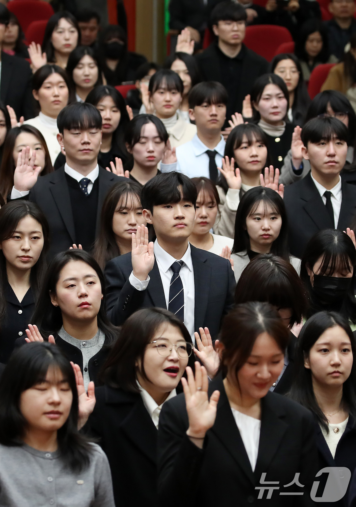 (대구=뉴스1) 공정식 기자 = 24일 오후 대구시교육청에서 열린 '신규 임용 교사 임명장 수여식'에서 2026년 3월 1일 자로 임용되는 유아·초등·중등·특수 교사 207명이 교 …