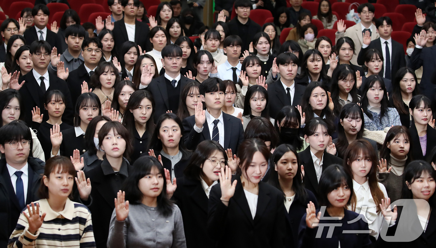 (대구=뉴스1) 공정식 기자 = 24일 오후 대구시교육청에서 열린 '신규 임용 교사 임명장 수여식'에서 2026년 3월 1일 자로 임용되는 유아·초등·중등·특수 교사 207명이 교 …