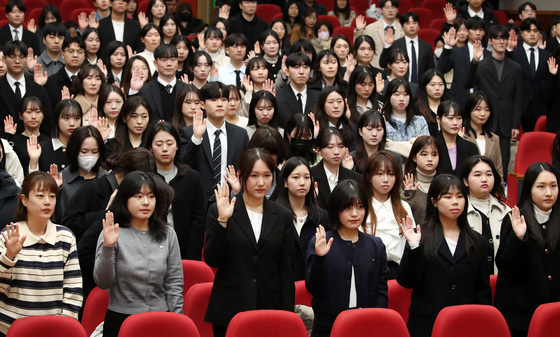 선서하는 신규 임용 교사