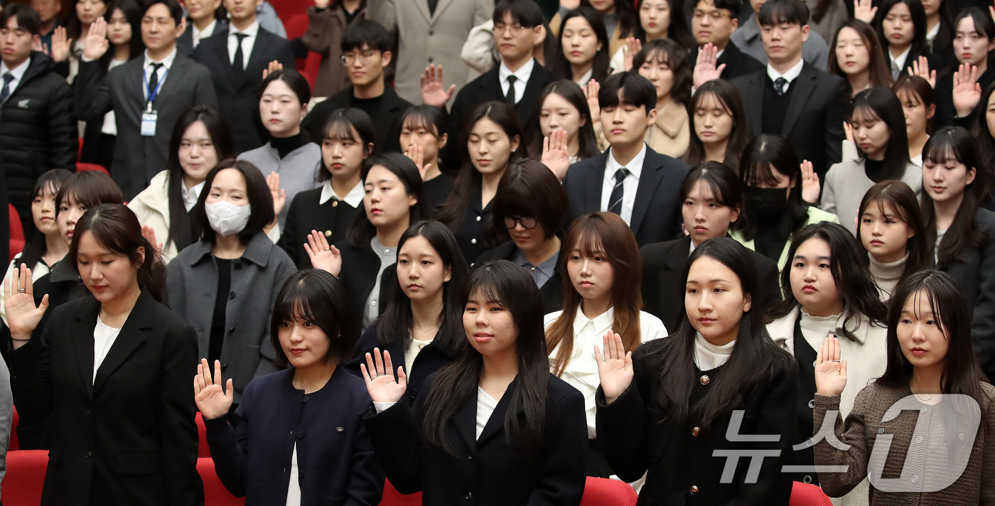 (대구=뉴스1) 공정식 기자 = 24일 오후 대구시교육청에서 열린 '신규 임용 교사 임명장 수여식'에서 2026년 3월 1일 자로 임용되는 유아·초등·중등·특수 교사 207명이 교 …