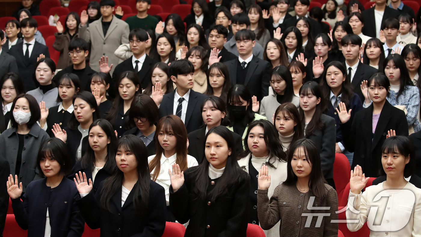 (대구=뉴스1) 공정식 기자 = 24일 오후 대구시교육청에서 열린 '신규 임용 교사 임명장 수여식'에서 2026년 3월 1일 자로 임용되는 유아·초등·중등·특수 교사 207명이 교 …