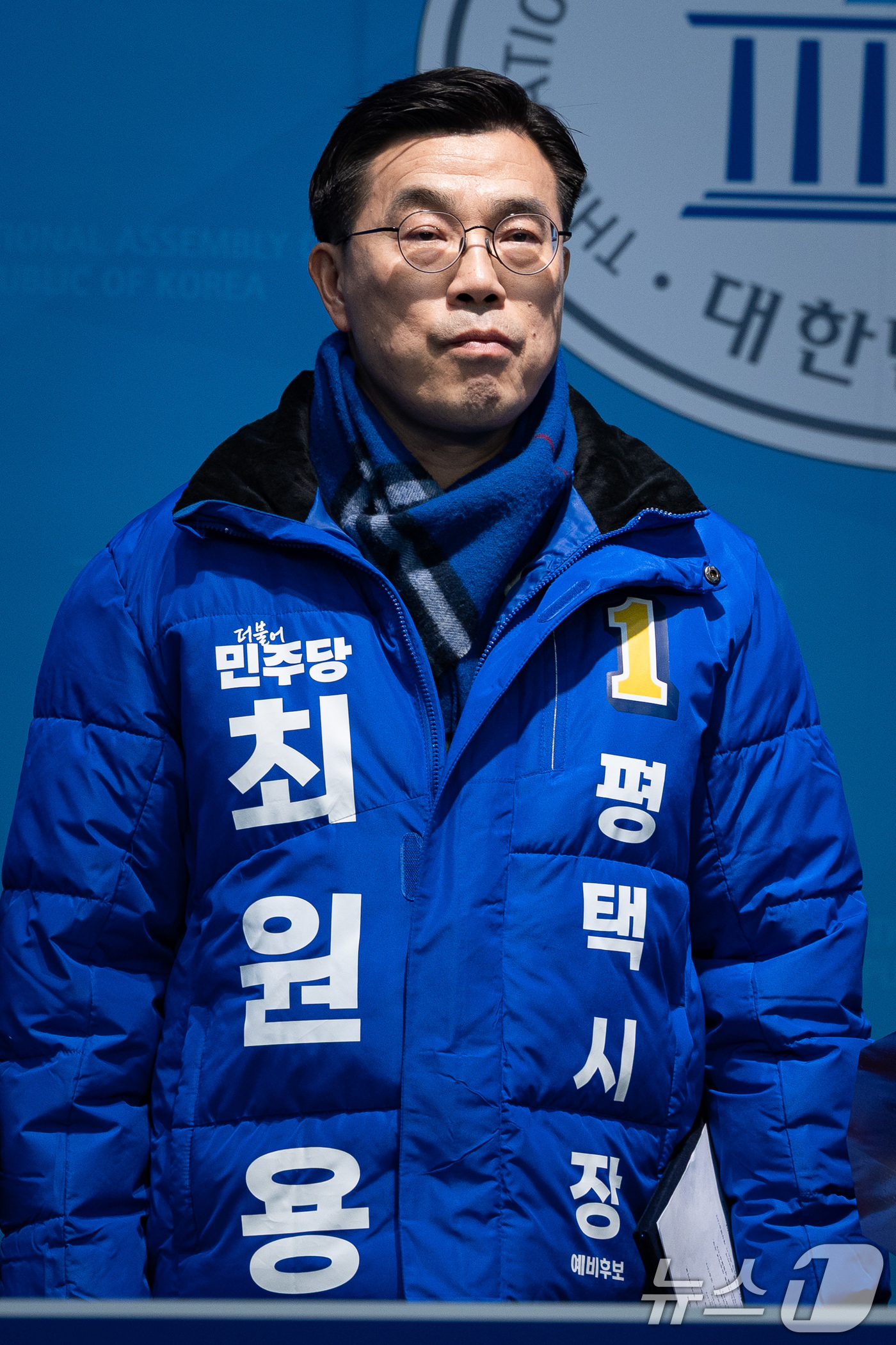 (서울=뉴스1) 유승관 기자 = 최원용 평택시장 예비후보가 24일 서울 여의도 국회 소통관에서 열린 이재명 대통령 경기도지사 시절 복심 4인방 지방선거 시장 출마 기자회견에 참석하 …