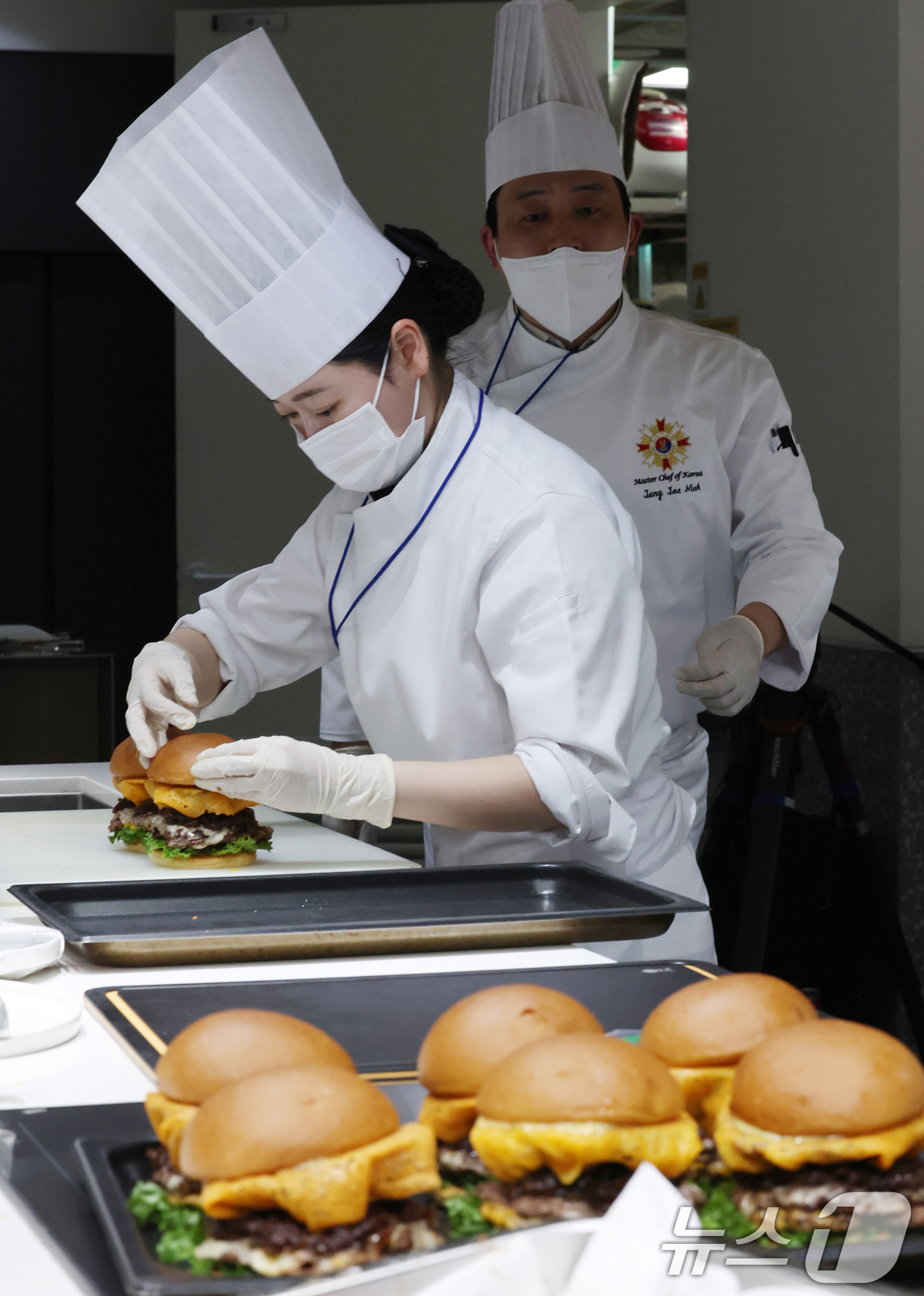 (성남=뉴스1) 김영운 기자 = 24일 경기 성남시 분당구 삼성웰스토리에서 열린 '2026 코리아버거챔피언십'에서 참가자들이 기량을 뽐내고 있다.멜팅소울이 주최하고 삼성웰스토리가 …