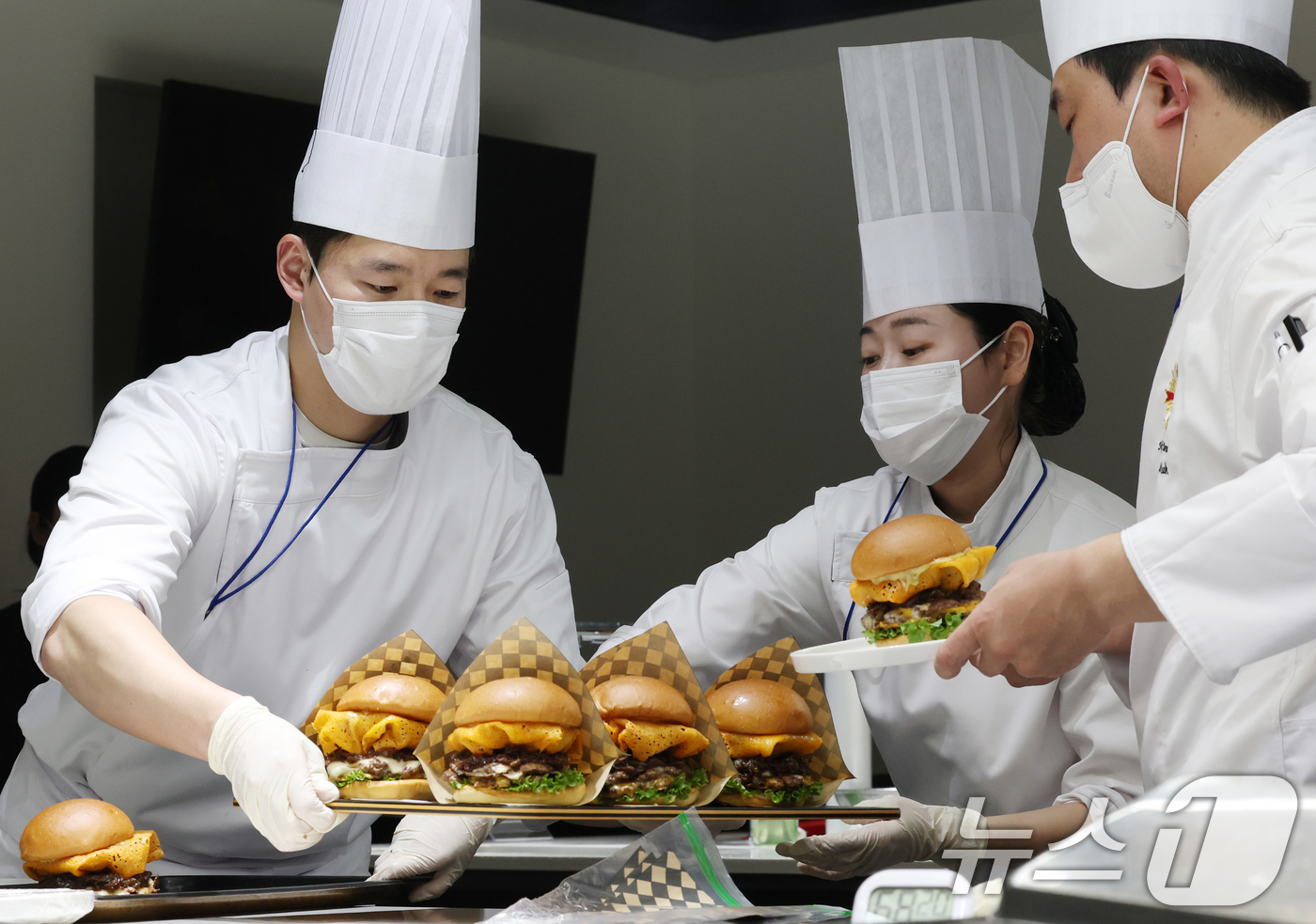 (성남=뉴스1) 김영운 기자 = 24일 경기 성남시 분당구 삼성웰스토리에서 열린 '2026 코리아버거챔피언십'에서 참가자들이 기량을 뽐내고 있다.멜팅소울이 주최하고 삼성웰스토리가 …