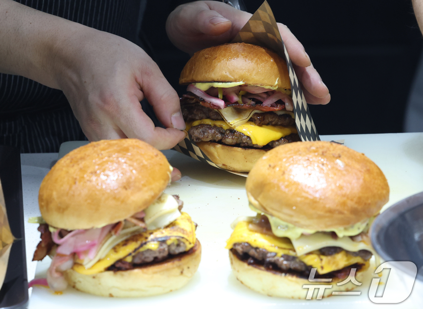(성남=뉴스1) 김영운 기자 = 24일 경기 성남시 분당구 삼성웰스토리에서 열린 '2026 코리아버거챔피언십'에서 참가자들이 기량을 뽐내고 있다.멜팅소울이 주최하고 삼성웰스토리가 …