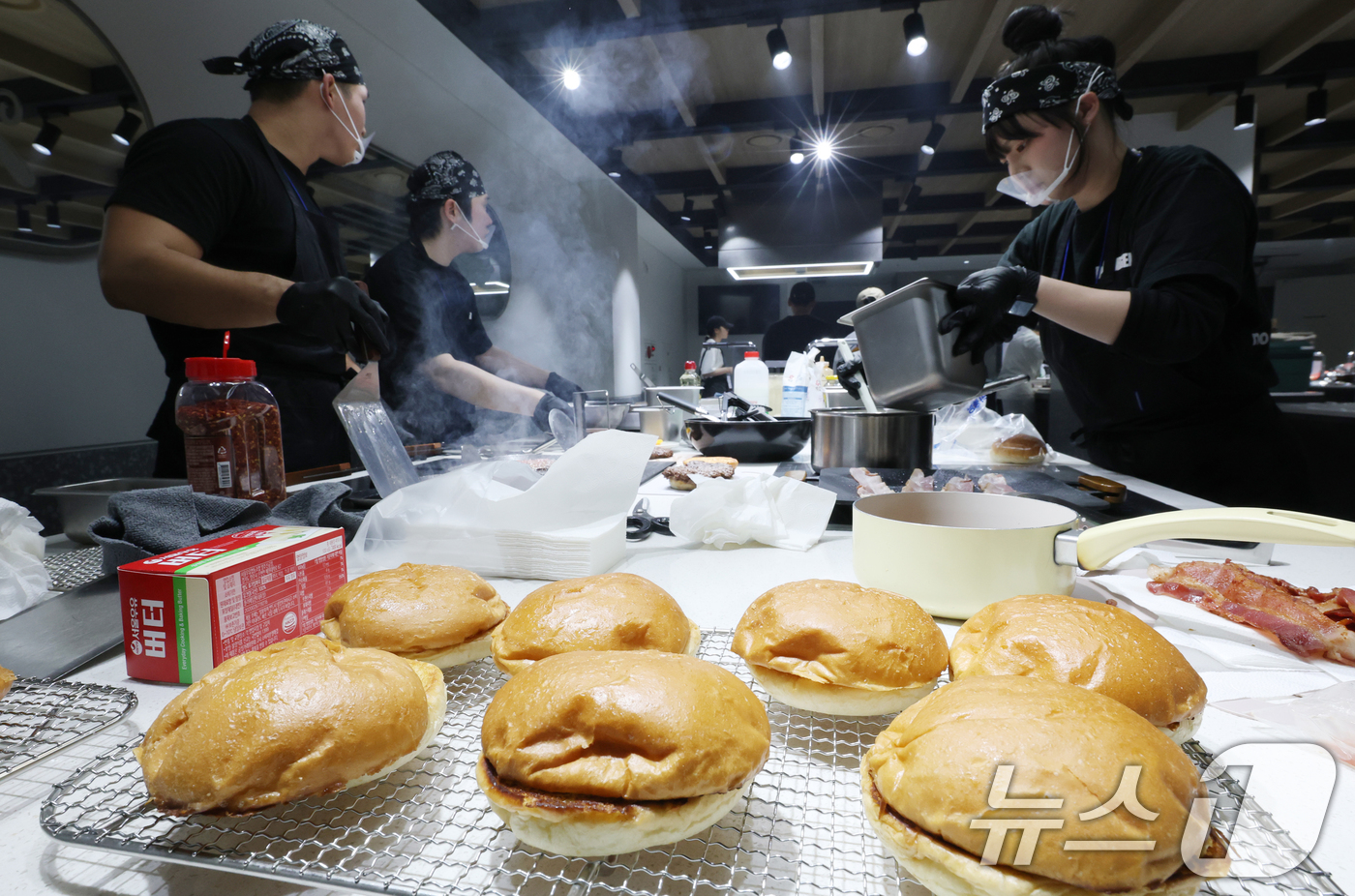 (성남=뉴스1) 김영운 기자 = 24일 경기 성남시 분당구 삼성웰스토리에서 열린 '2026 코리아버거챔피언십'에서 참가자들이 기량을 뽐내고 있다.멜팅소울이 주최하고 삼성웰스토리가 …