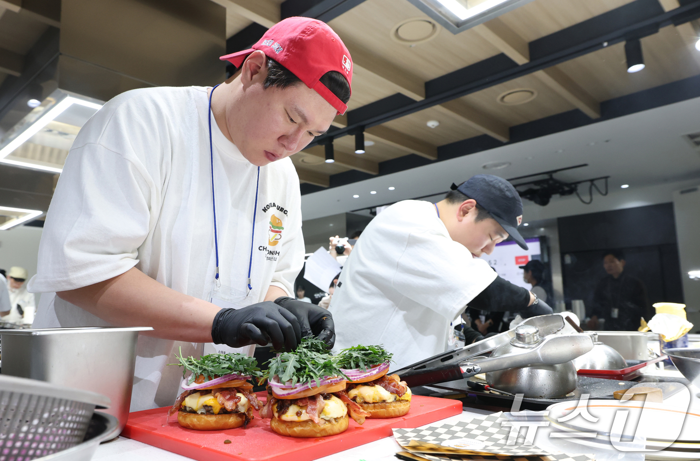 (성남=뉴스1) 김영운 기자 = 24일 경기 성남시 분당구 삼성웰스토리에서 열린 '2026 코리아버거챔피언십'에서 참가자들이 기량을 뽐내고 있다.멜팅소울이 주최하고 삼성웰스토리가 …