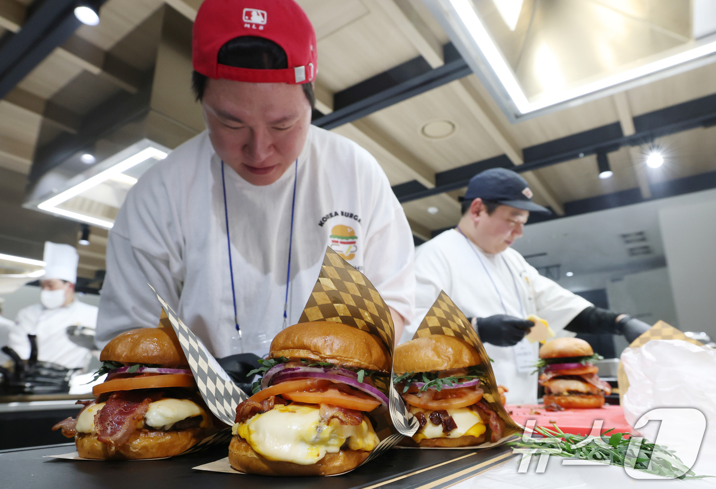 (성남=뉴스1) 김영운 기자 = 24일 경기 성남시 분당구 삼성웰스토리에서 열린 '2026 코리아버거챔피언십'에서 참가자들이 기량을 뽐내고 있다.멜팅소울이 주최하고 삼성웰스토리가 …