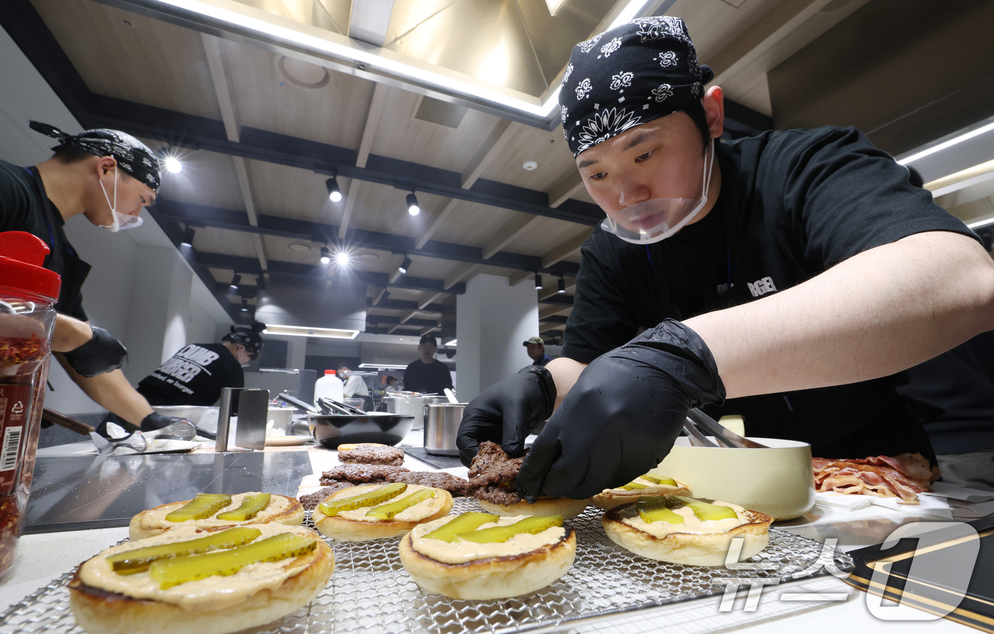 (성남=뉴스1) 김영운 기자 = 24일 경기 성남시 분당구 삼성웰스토리에서 열린 '2026 코리아버거챔피언십'에서 참가자들이 기량을 뽐내고 있다.멜팅소울이 주최하고 삼성웰스토리가 …