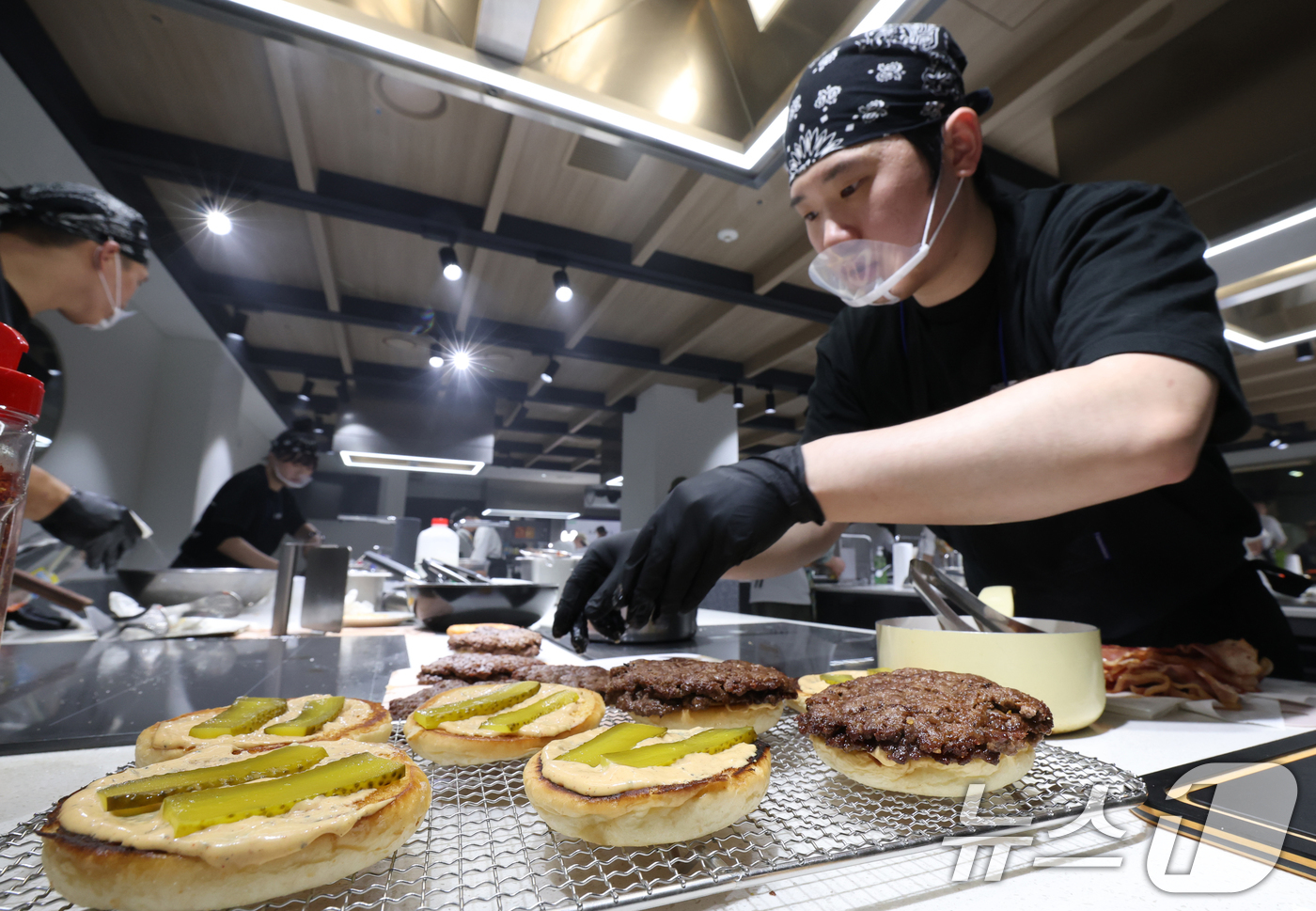 (성남=뉴스1) 김영운 기자 = 24일 경기 성남시 분당구 삼성웰스토리에서 열린 '2026 코리아버거챔피언십'에서 참가자들이 기량을 뽐내고 있다.멜팅소울이 주최하고 삼성웰스토리가 …