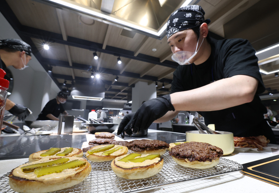 '2026 코리아버거챔피언십'에서 기량 뽐내는 참가자들