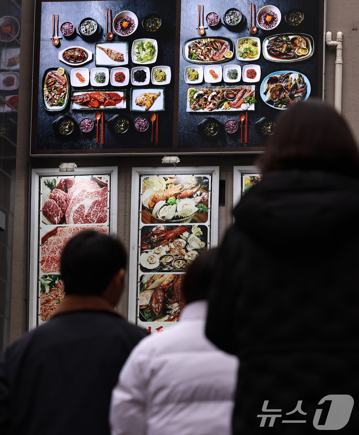 (서울=뉴스1) 구윤성 기자 = 서민음식인 칼국수가 한 그릇에 1만원에 육박하는 등 외식물가가 오르고 있다.지난 23일 한국소비자원이 발표한 가격정보종합포털 참가격 자료에 따르면 …