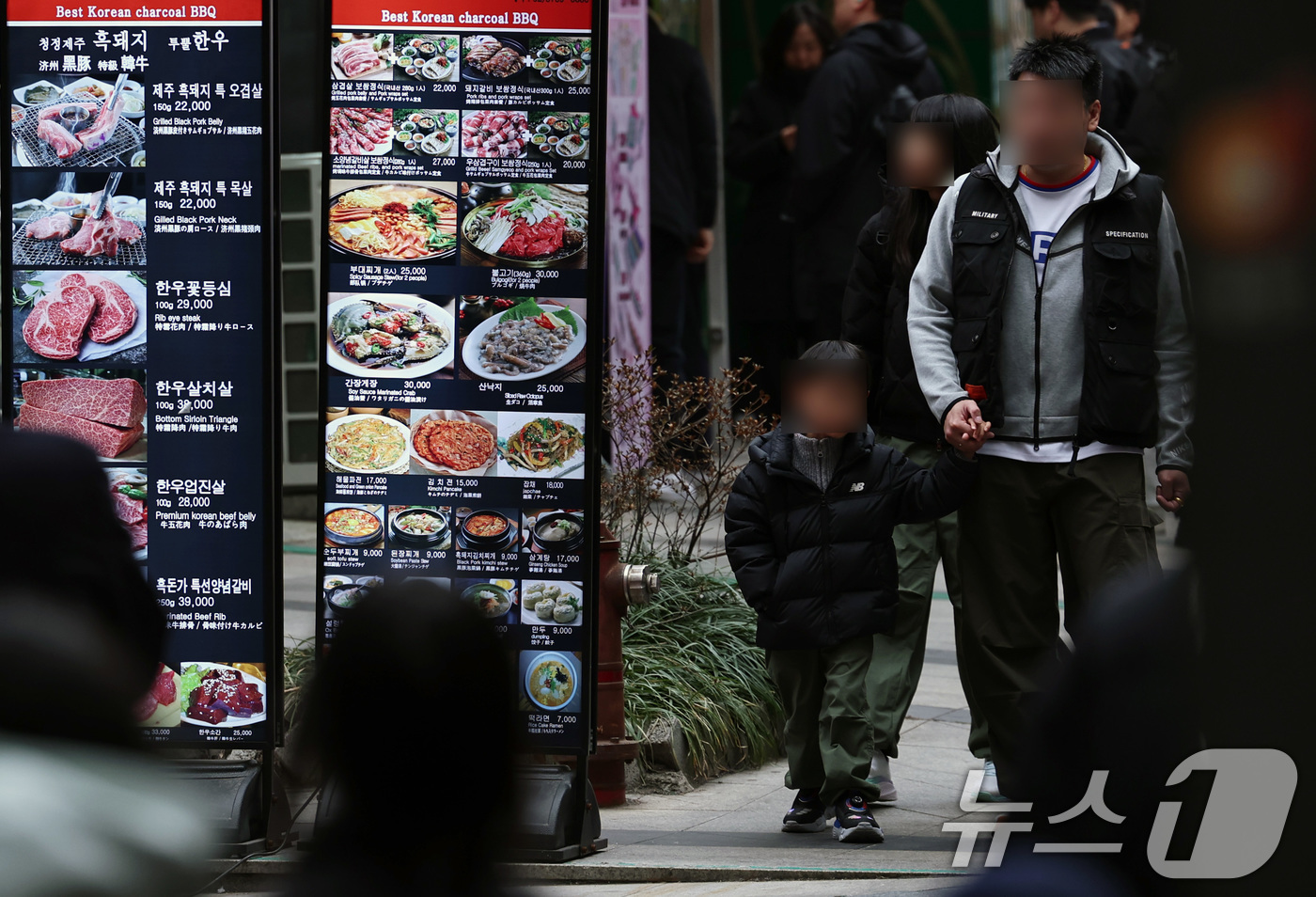 (서울=뉴스1) 구윤성 기자 = 서민음식인 칼국수가 한 그릇에 1만원에 육박하는 등 외식물가가 오르고 있다.지난 23일 한국소비자원이 발표한 가격정보종합포털 참가격 자료에 따르면 …