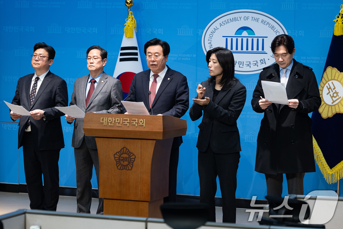 (서울=뉴스1) 유승관 기자 = 국회 대미투자특별법 처리를 위한 특별위원회 국민의힘 의원들이 24일 서울 여의도 국회 소통관에서 대미투자특별법 최우선 처리 및 정부 여당의 악법 단 …