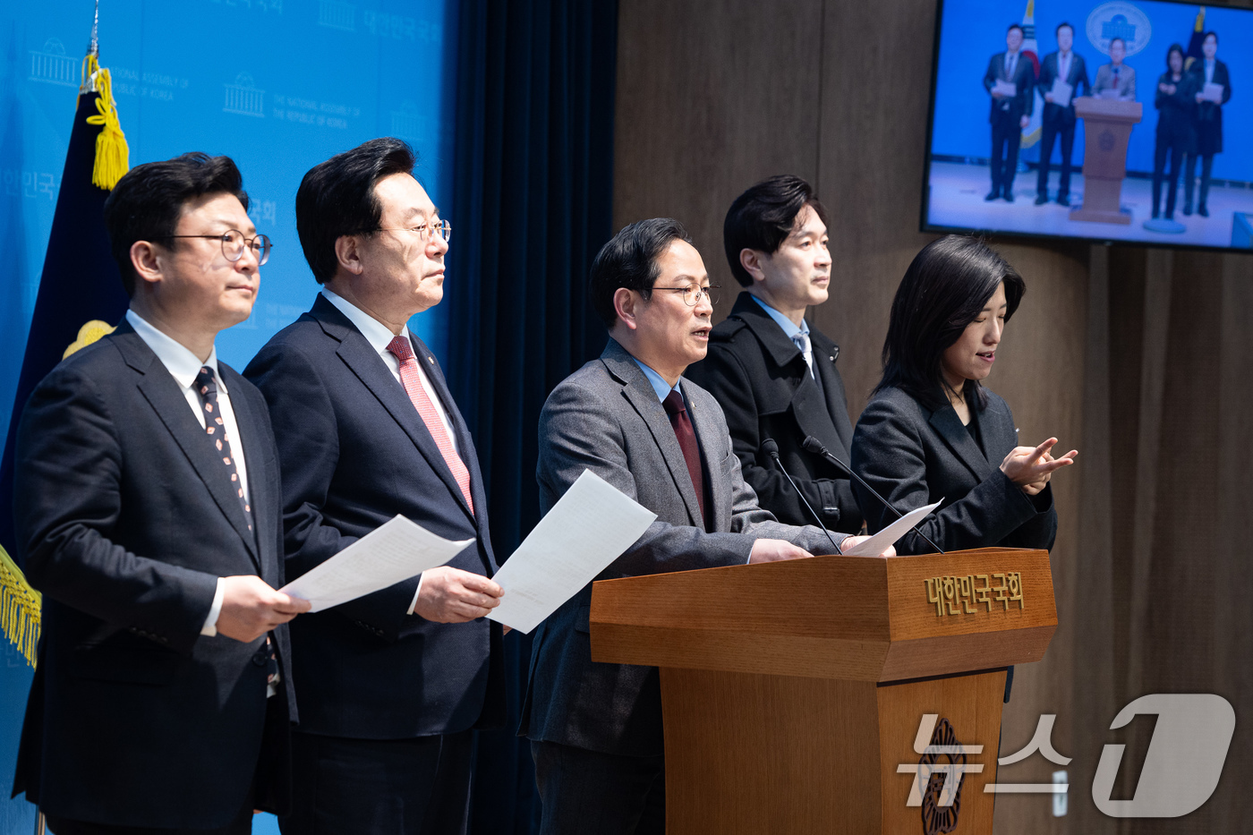 (서울=뉴스1) 유승관 기자 = 국회 대미투자특별법 처리를 위한 특별위원회 국민의힘 의원들이 24일 서울 여의도 국회 소통관에서 대미투자특별법 최우선 처리 및 정부 여당의 악법 단 …