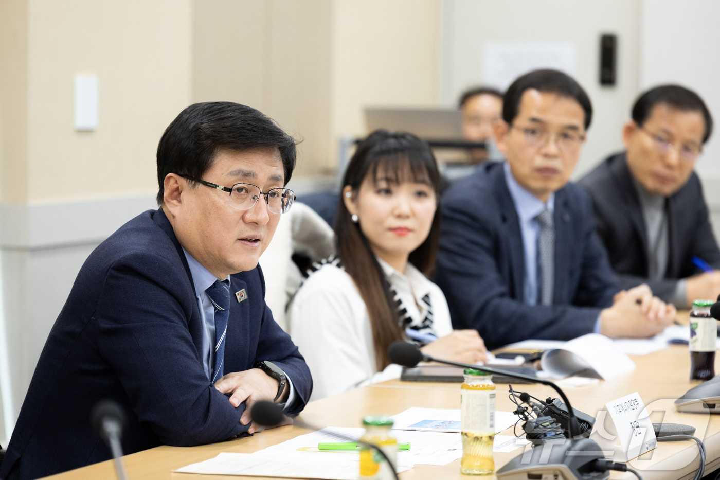 (서울=뉴스1) = 김성환 기후에너지환경부 장관이 24일 서울 영등포구 이룸센터에서 미세플라스틱 관리 방안을 논의하기 위한 간담회를 주재하고 있다. (기후에너지환경부 제공. 재판매 …