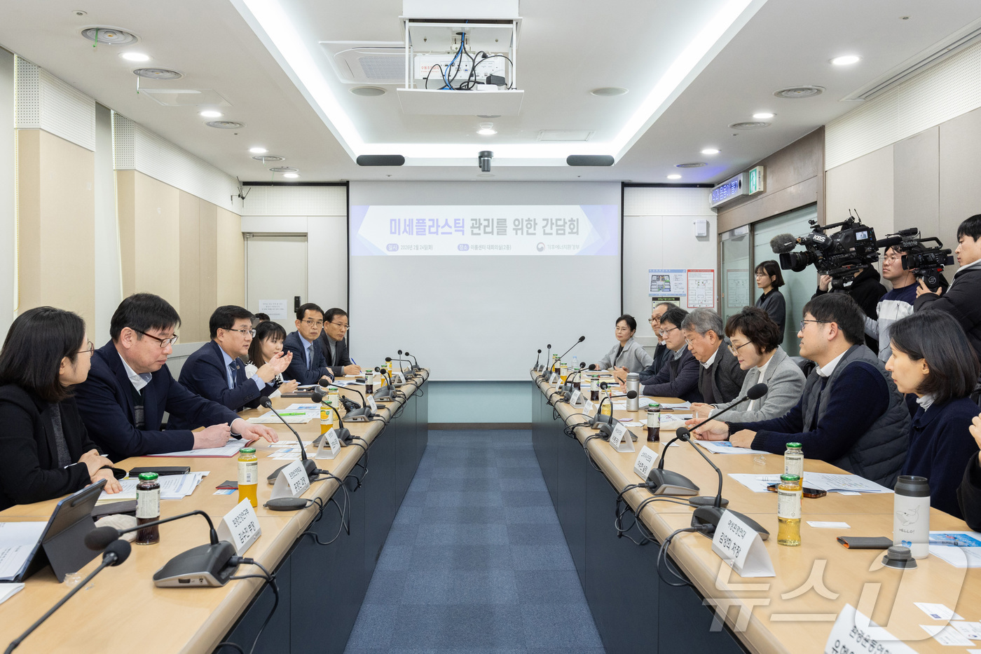 (서울=뉴스1) = 김성환 기후에너지환경부 장관이 24일 서울 영등포구 이룸센터에서 미세플라스틱 관리 방안을 논의하기 위한 간담회를 주재하고 있다. (기후에너지환경부 제공. 재판매 …